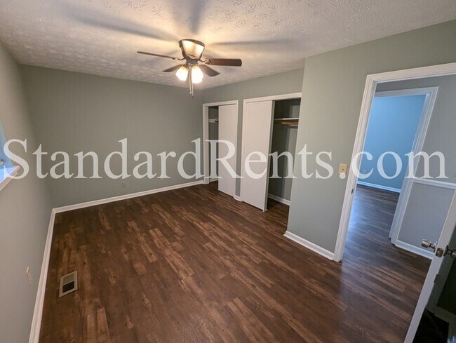 Building Photo - Ranch with Large Yard!
