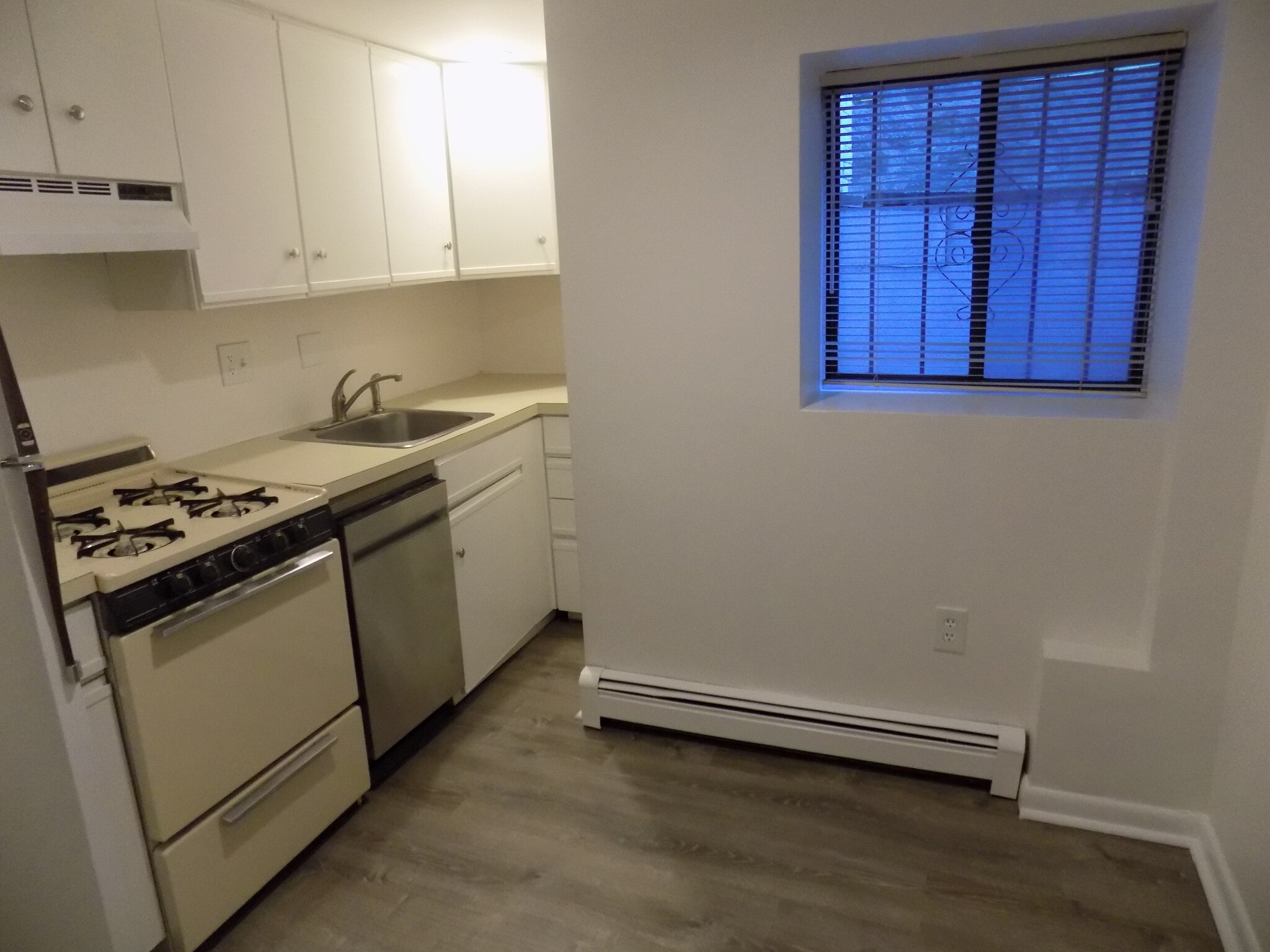 Kitchen - 26 Commonwealth Ter
