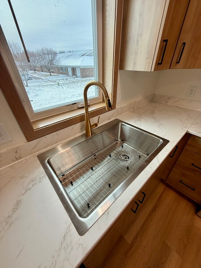 Building Photo - 1004 Castlewood Dr