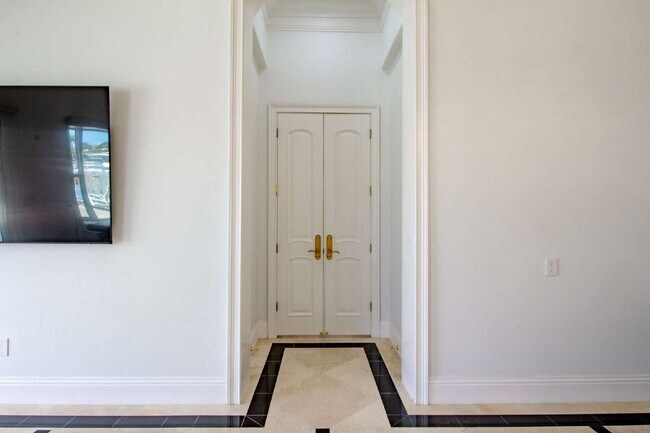 Building Photo - 4/3 Stunning Waterfront home in the heart of Clearwater Beach!