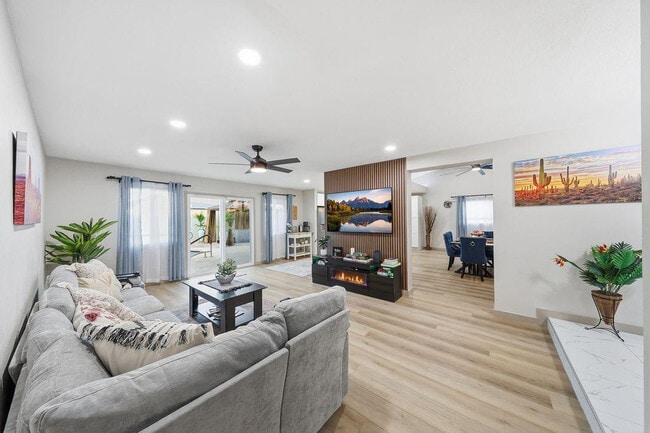 Building Photo - 7926 W Dahlia Dr