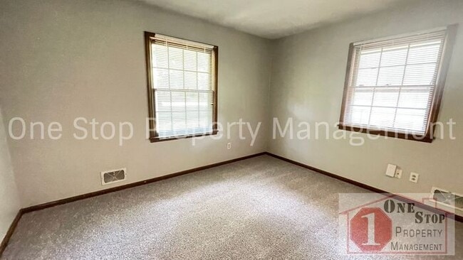 Building Photo - 2 Bedroom, 2 Bathroom Duplex in Raytown, MO