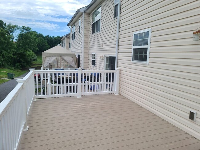 Building Photo - 3 Bed 2.5 Bath Townhome Ready for You in W...