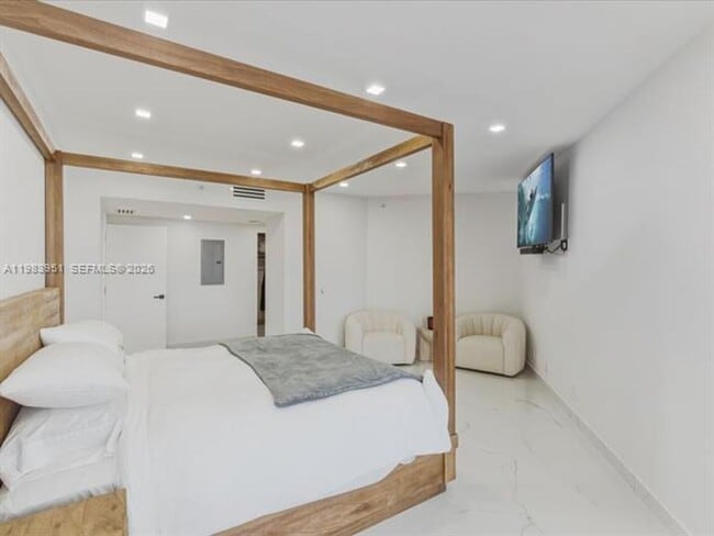 Building Photo - 3000 Island Blvd