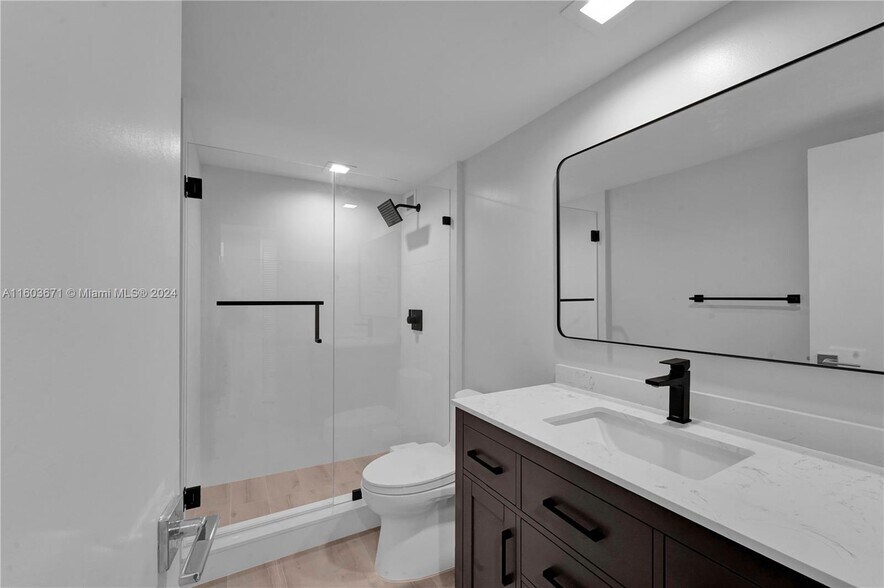 Building Photo - 5600 Collins Ave
