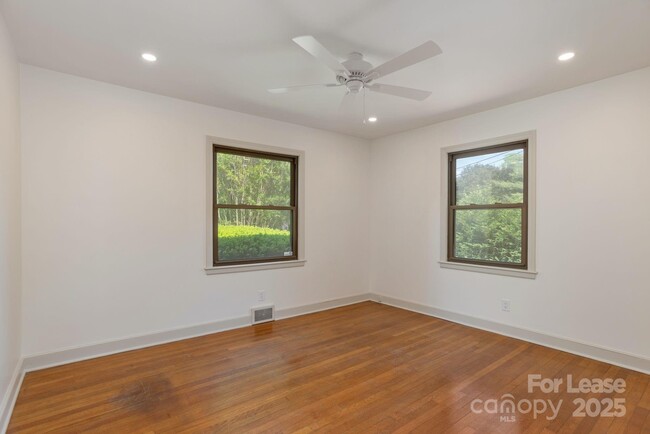 Building Photo - 10 S Oak Forest Dr
