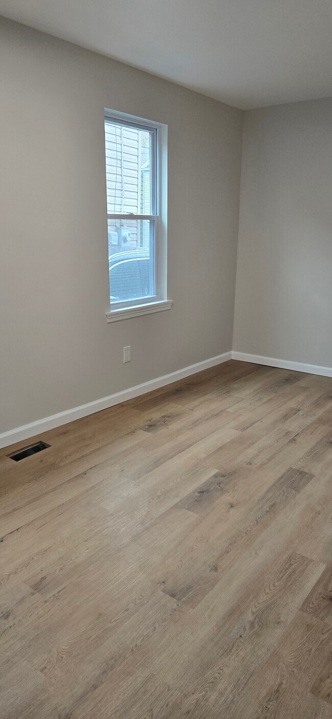 Building Photo - 33 James St