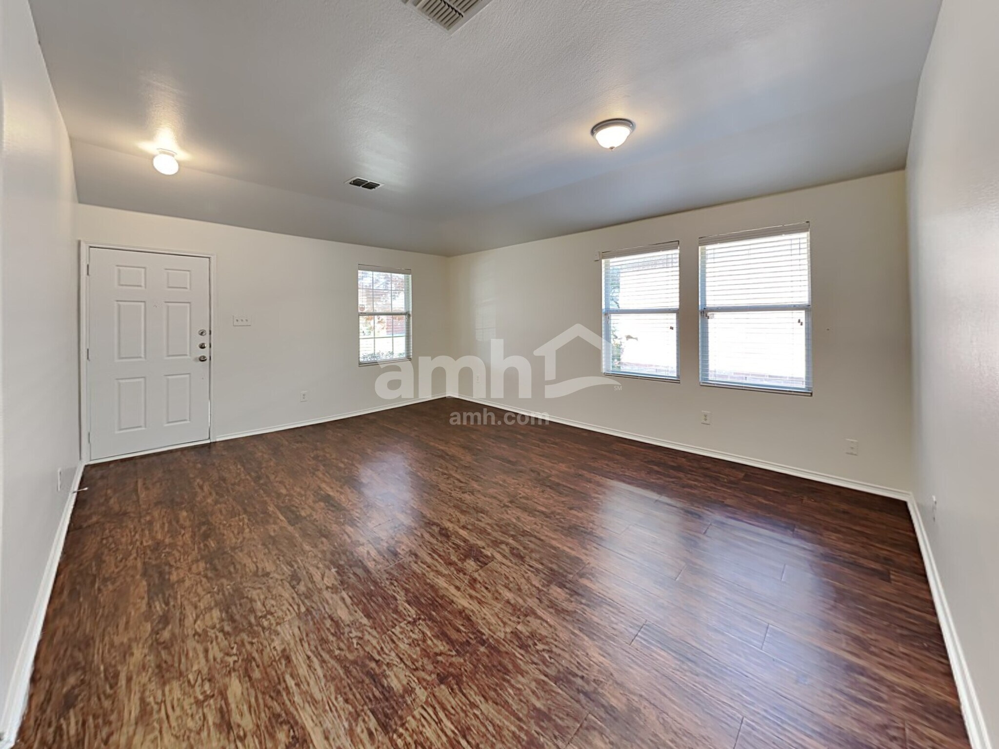 Building Photo - 742 Mission Ln