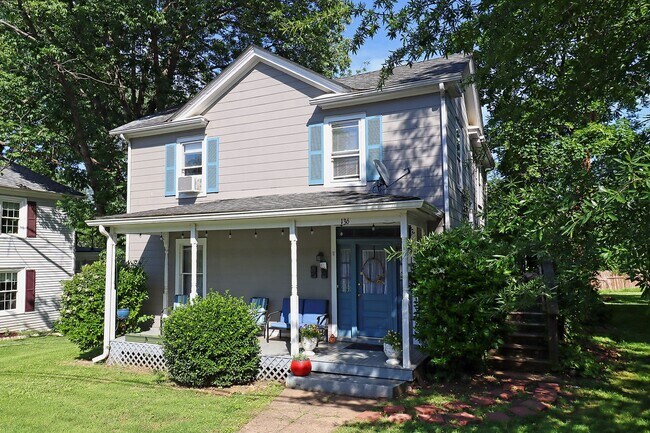 Building Photo - Charming Pet-Friendly Belmont Apartment
