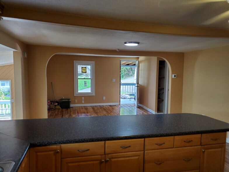 View into eating area - 62 Glen Ave