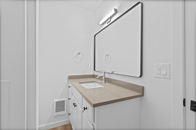 Building Photo - ? Now Available: Gorgeous 3-Bedroom, 1-Bath Unit – Fully Remodeled!