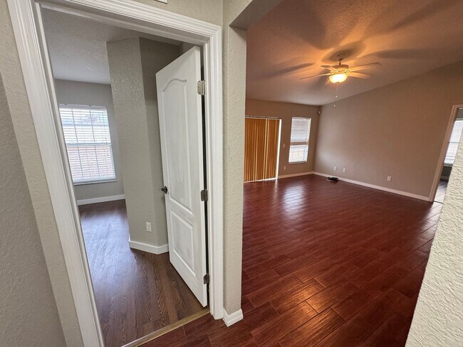 Building Photo - Spacious 4 Bedroom / 3 Bathroom Home in Davenport