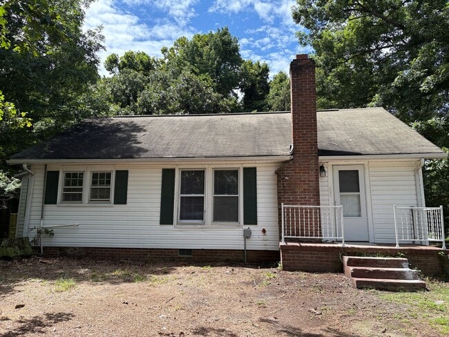 Primary Photo - 2 Bedroom, 1 Bathroom House in High Point!