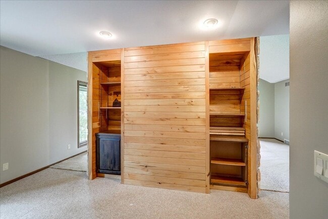 Building Photo - Parkwood Hills – Spacious 4 Bedroom, 3 Bat...
