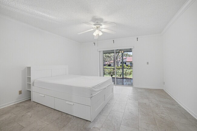 Building Photo - 6070 Sunny Manor Ct