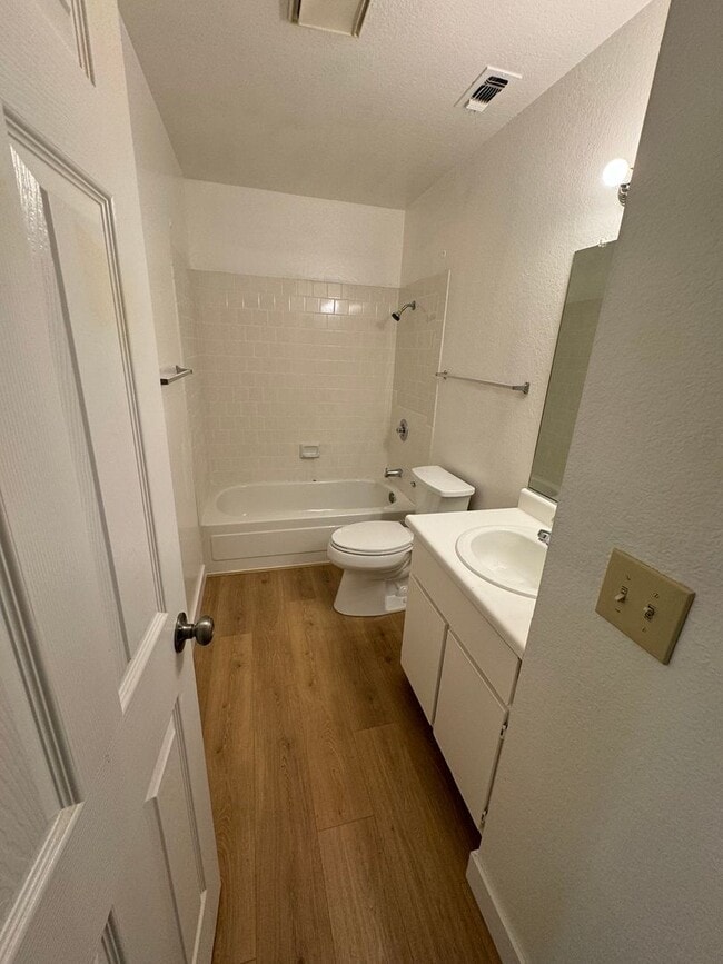 Building Photo - 3 bedroom 2 bathroom | Half Plex House in ...