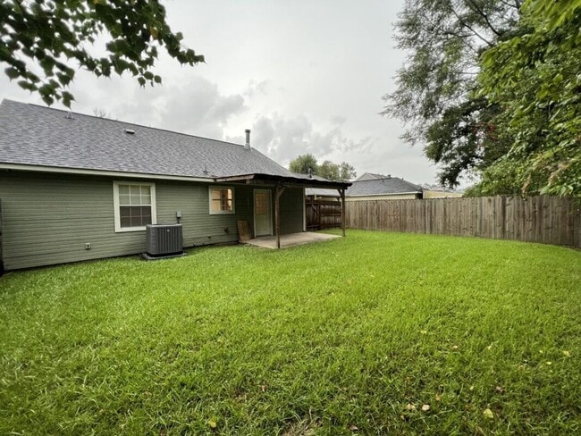Building Photo - Must See!  Trendy 3 bedroom, 2 bath home i...