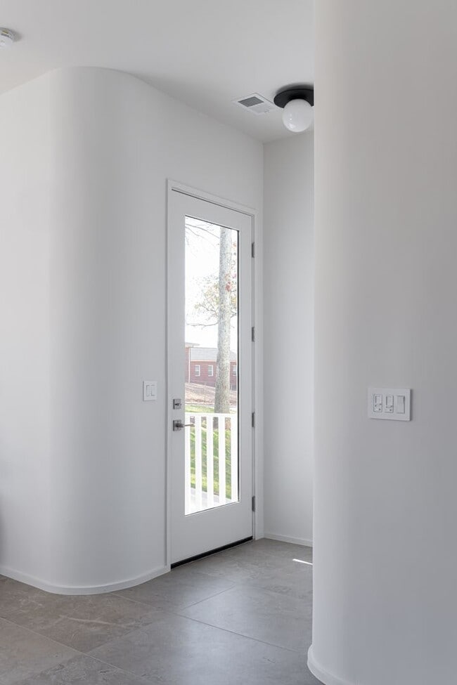 Building Photo - Great contempory home close to the heart o...