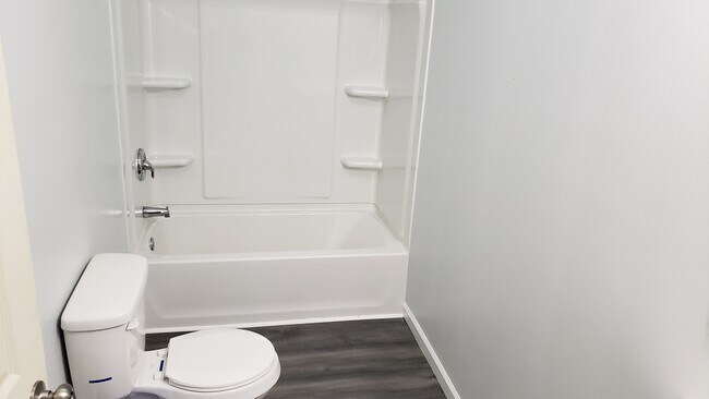 Common Bathroom - 2391 Lumber Ave