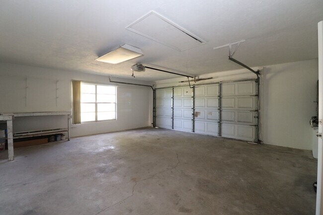 Building Photo - 3/2/2 Fence yard side, entry garage