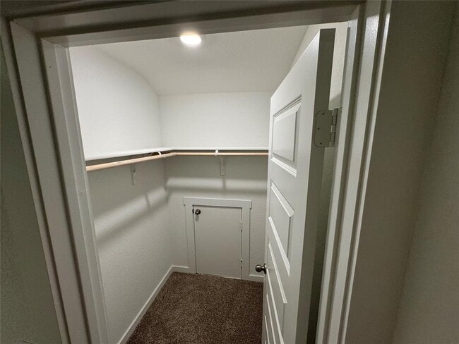 Building Photo - 204 James River Dr