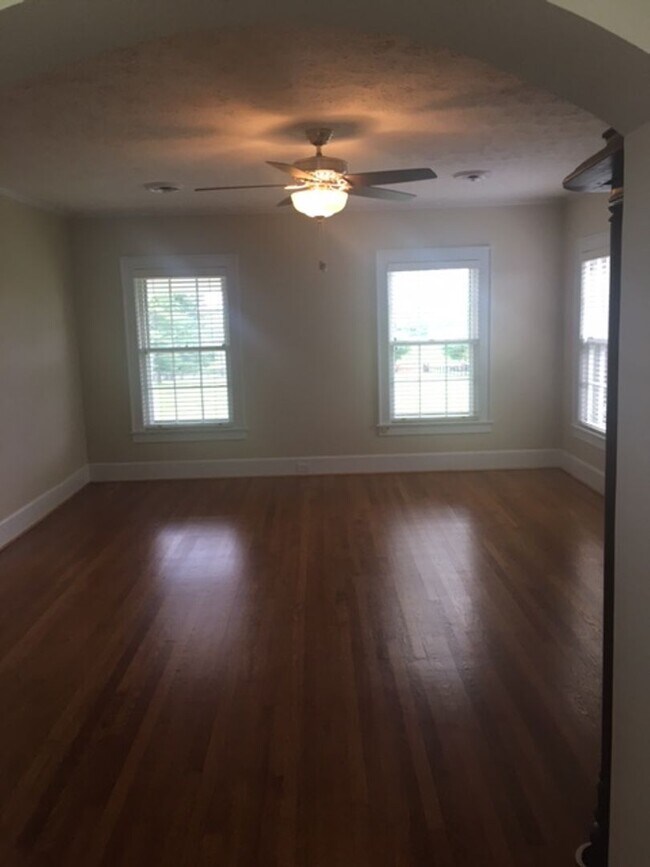 Building Photo - Kentucky mansion overlooking horse farm with stunning views    260308