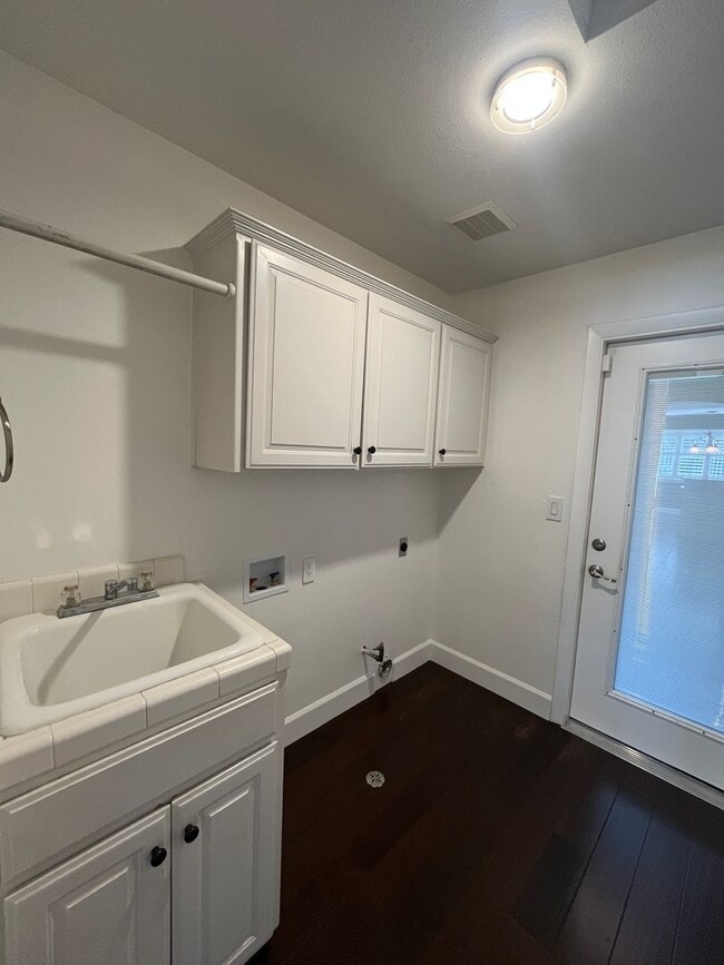 Building Photo - Beautiful Southside Visalia Home! Coming Soon!