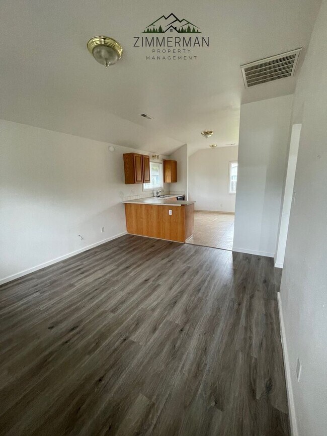 Building Photo - 3 bedroom, 1 1/2 bathroom House in Thurston neighborhood