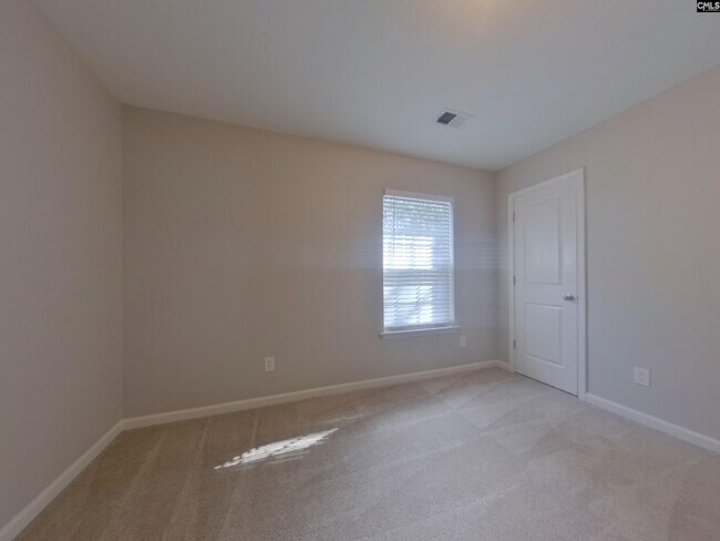 Building Photo - 453 Denman Loop