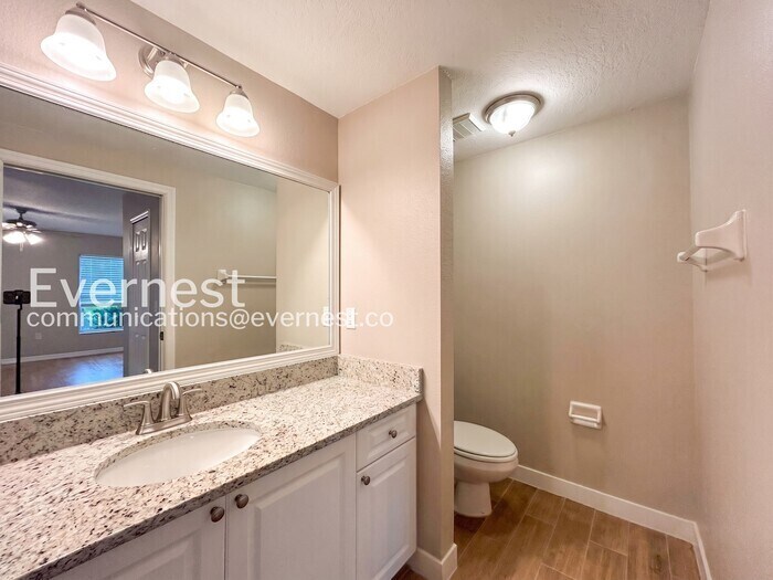 Building Photo - 3435 Village Green Ct