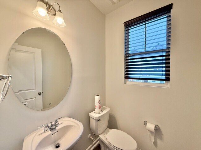 Building Photo - Stunning 3BD, 3.5BA Raleigh Townhome in the Desirable 5401 North Community Within Walking Distanc...