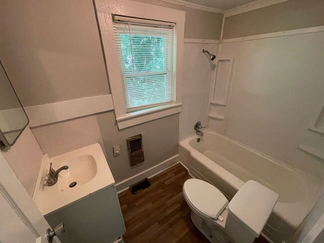 Building Photo - Freshly painted 2 bedroom 1 bath house- Pet Friendly!