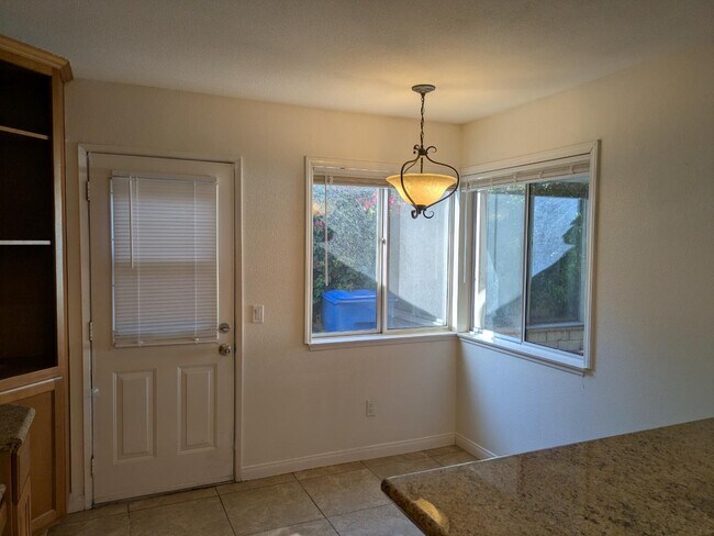 Building Photo - 8730 Sandhill Dr