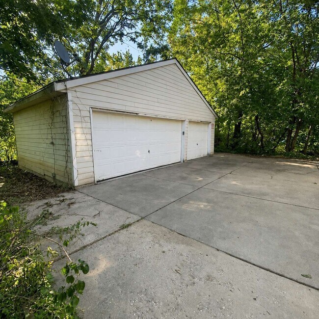 Building Photo - 1112 S 63rd St