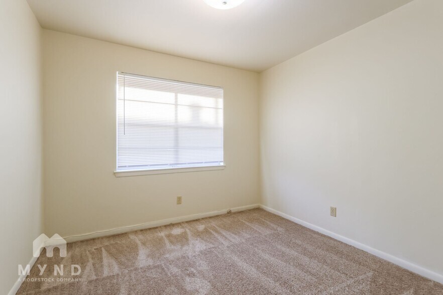 Building Photo - 1502 Maple St