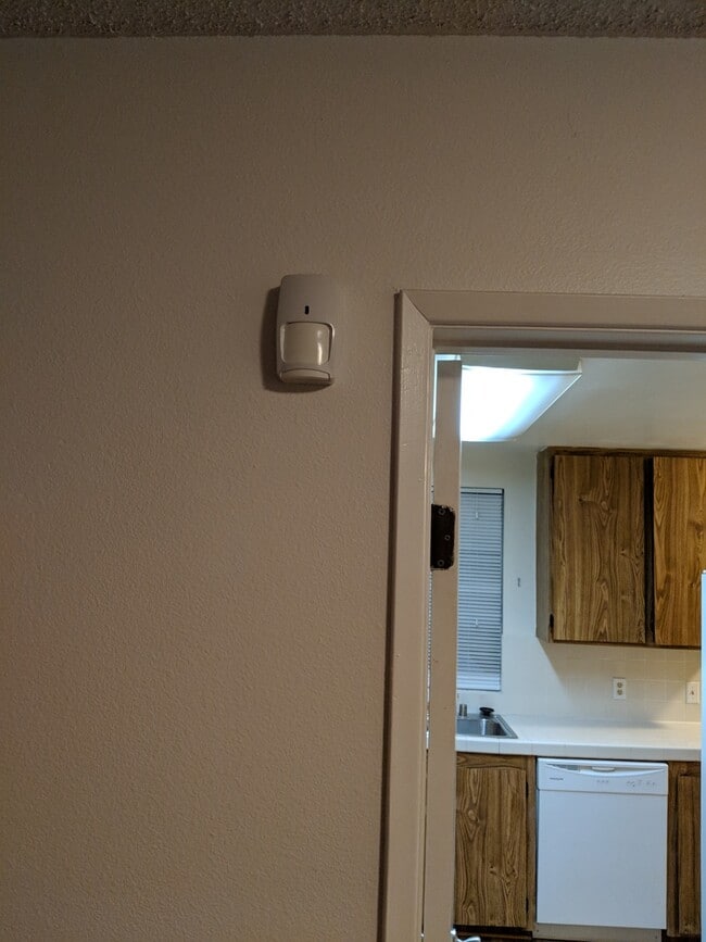 Building Photo - Great Condo in WeHo for Rent