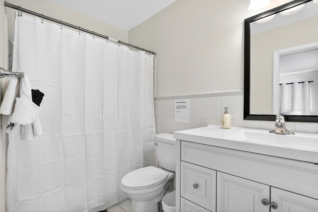 Building Photo - 1761 NE 55th St