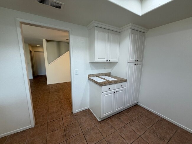 Building Photo - 800-806 S Park Hyde St