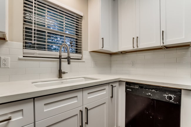 Building Photo - 1511 5th Ave