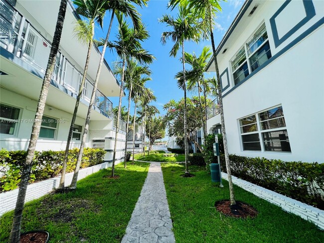 Building Photo - 946 Bay Dr