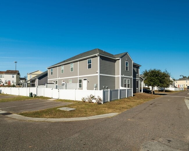 Building Photo - Peaceful Park Circle Retreat