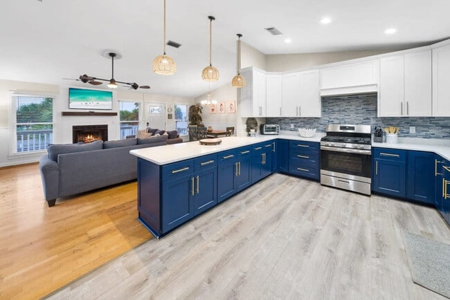 Building Photo - 501 Dolphin St