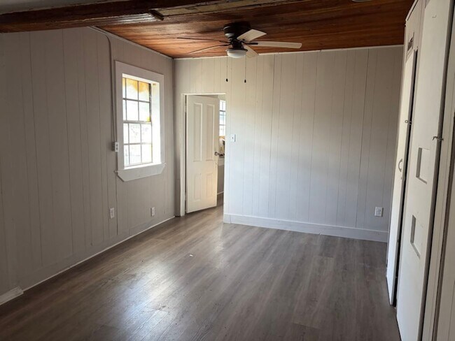 Building Photo - 6139 Belcrest St