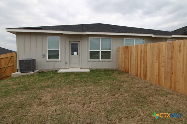 Building Photo - 640 Pacific Crest Trl