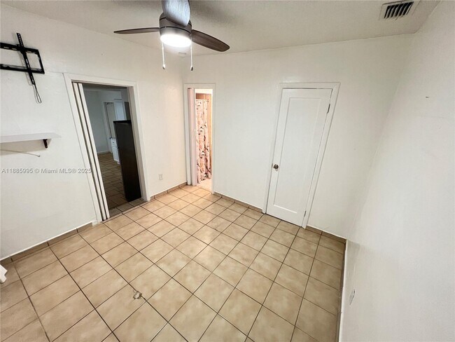 Building Photo - 200 W 53rd Terrace