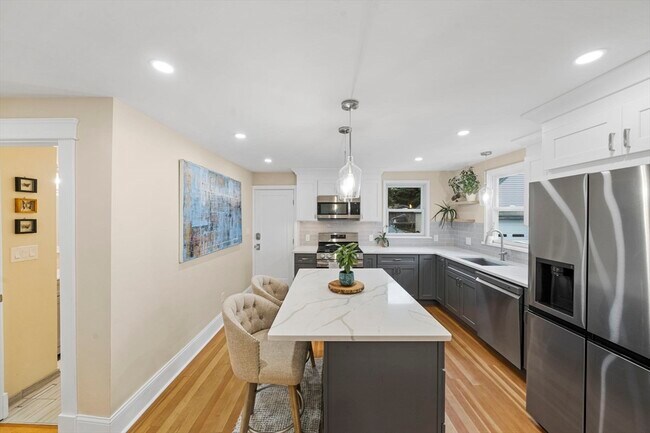 Building Photo - 57 Cook St