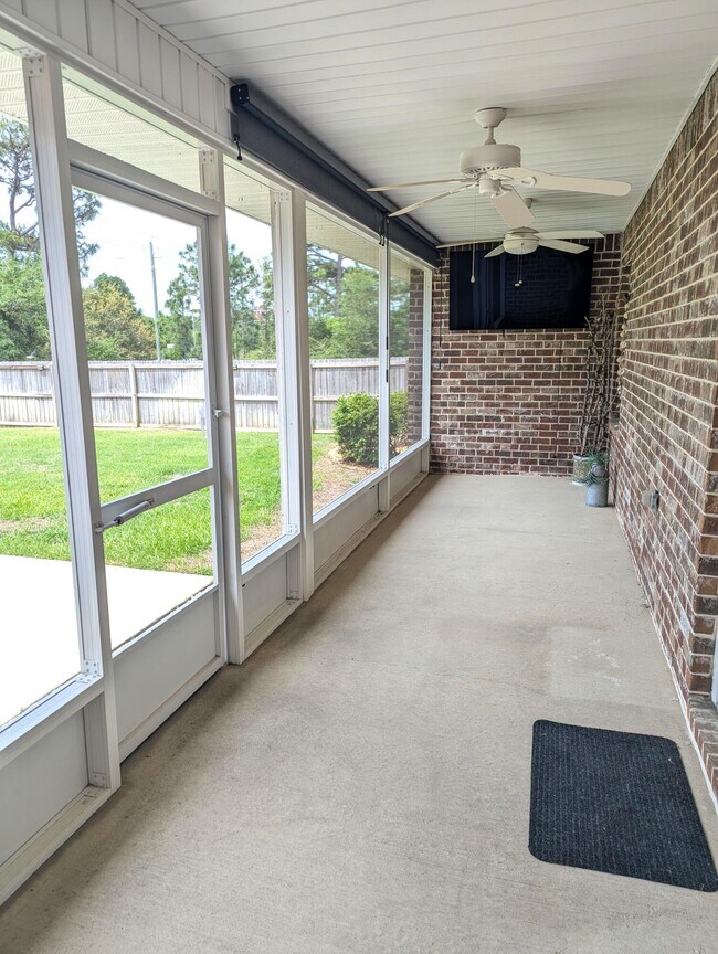 Building Photo - 1827 Sundown Dr