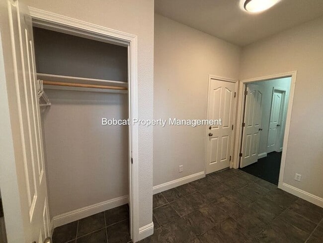 Building Photo - 1320 Thompson St