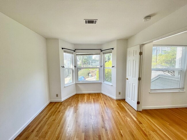 Building Photo - Spacious 3BR/2BA Potrero Hill Townhouse Ho...