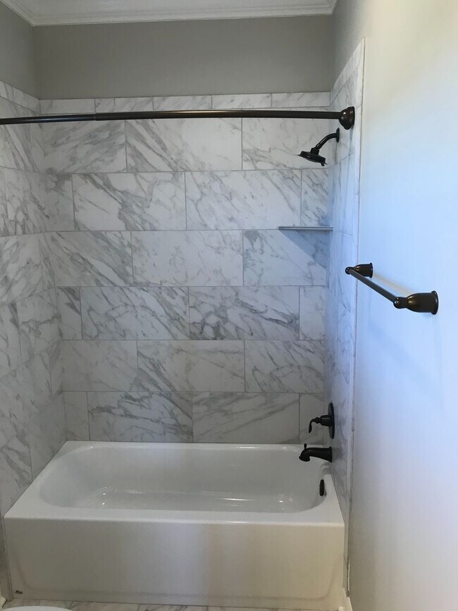 Building Photo - Townhome Available for June!